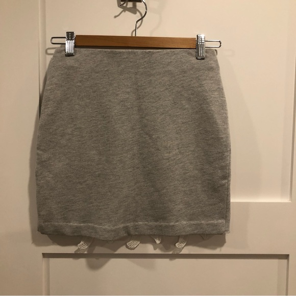 Zara Collection W & B. Grey mini skirt with white flower embroidery. Size S. - Picture 4 of 7